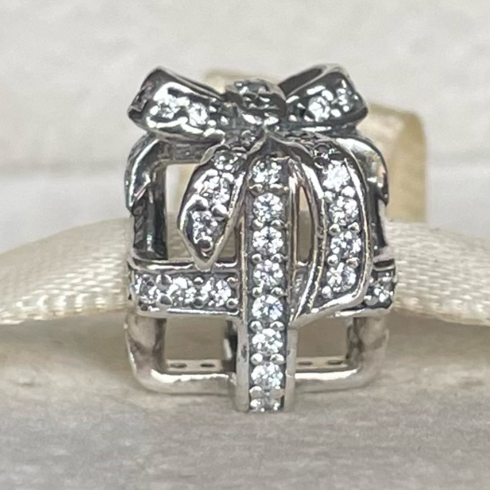 Authentic Pandora All Wrapped Up Present 791766CZ Gift Charm - Picture 2 of 5
